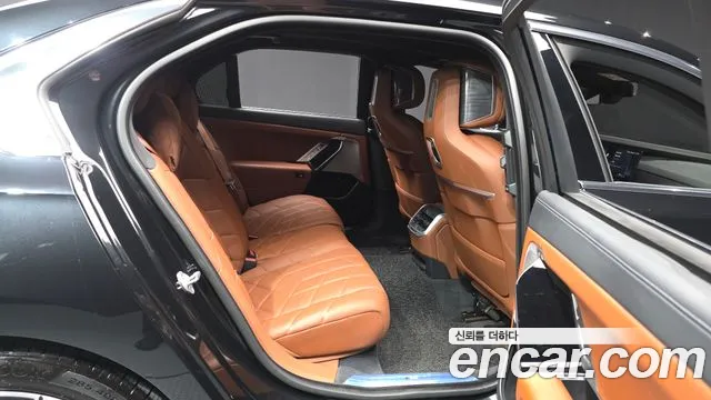 BMW 7-Series 2023 thumb 12