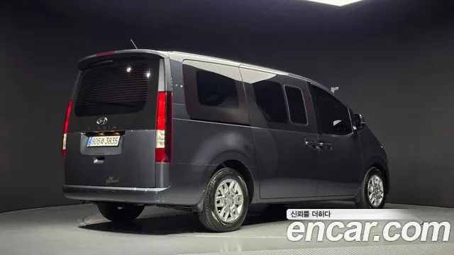 Hyundai Staria 2023 thumb 2