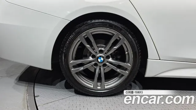 BMW 3-Series 2017 thumb 5