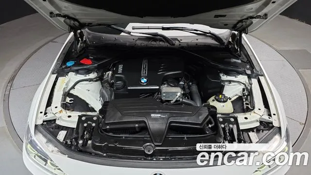 BMW 3-Series 2017 thumb 6