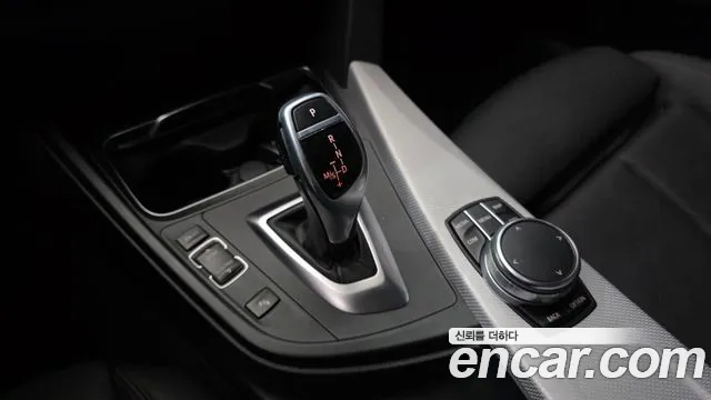 BMW 3-Series 2017 thumb 9