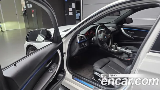 BMW 3-Series 2017 thumb 10