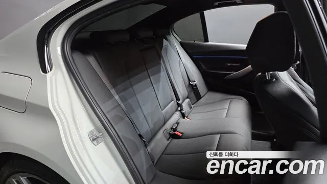 BMW 3-Series 2017 thumb 11