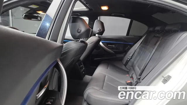 BMW 3-Series 2017 thumb 12