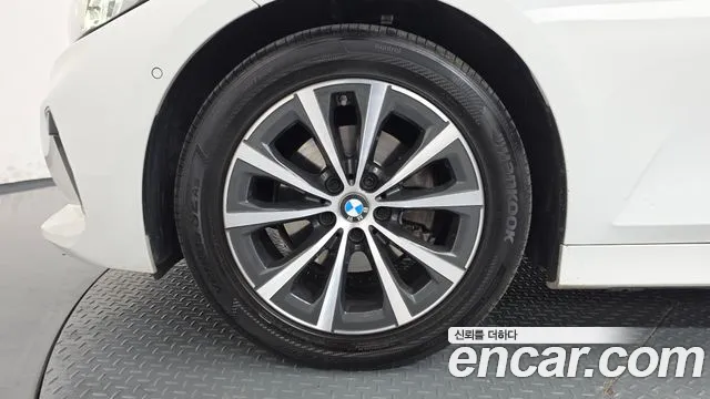 BMW 3-Series 2023 thumb 4