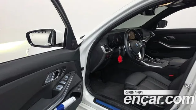 BMW 3-Series 2023 thumb 9