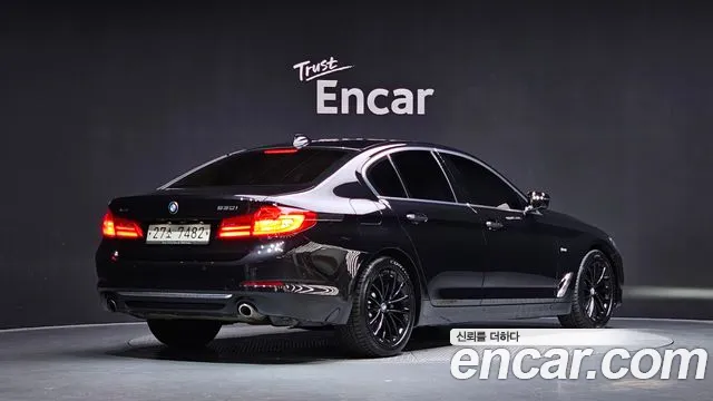 BMW 5-Series 2018 thumb 2