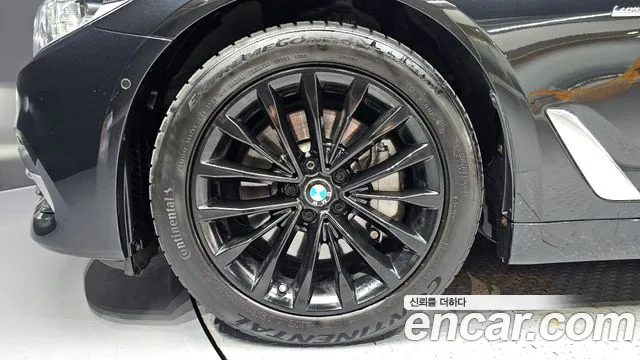 BMW 5-Series 2018 thumb 5