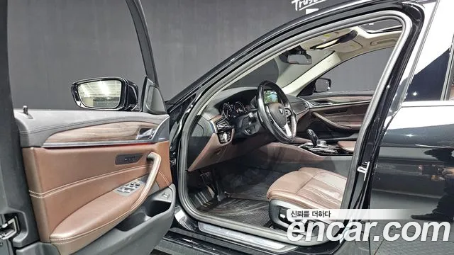 BMW 5-Series 2018 thumb 10