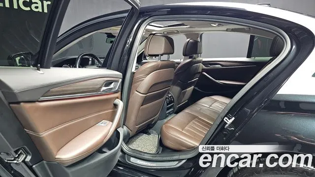 BMW 5-Series 2018 thumb 11