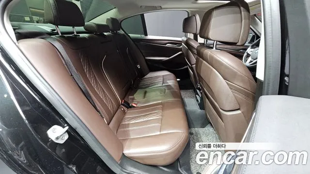 BMW 5-Series 2018 thumb 12