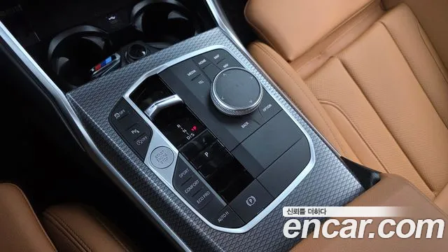 BMW 3-Series 2023 thumb 9