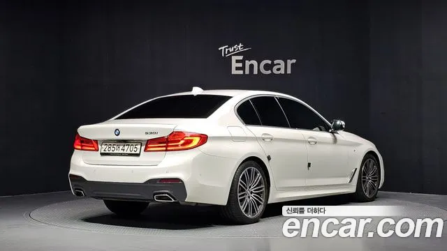 BMW 5-Series 2020 thumb 2