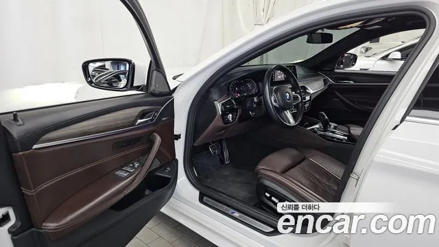 BMW 5-Series 2020 thumb 10
