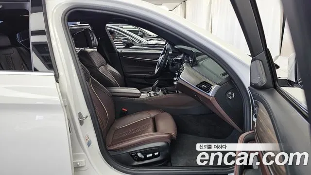 BMW 5-Series 2020 thumb 11