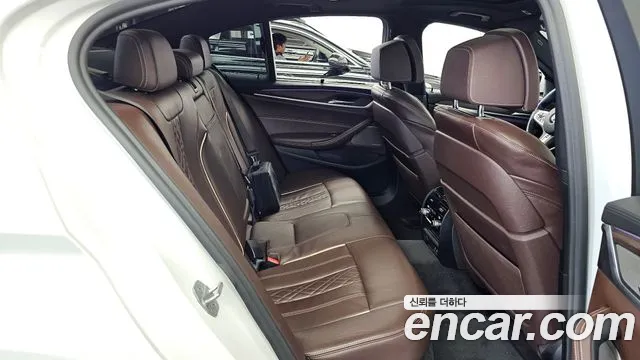 BMW 5-Series 2020 thumb 12