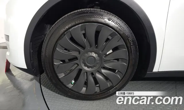 Tesla Model Y 2023 thumb 4