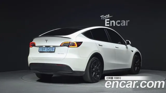 Tesla Model Y 2021 thumb 2