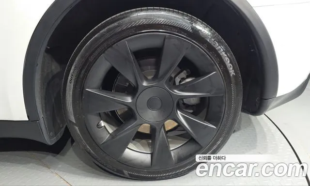 Tesla Model Y 2021 thumb 5