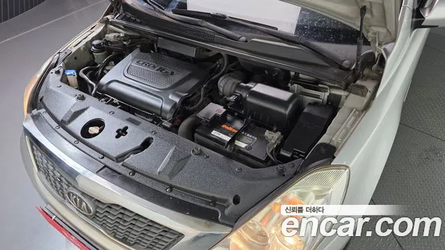 Kia Carnival 2012 thumb 6