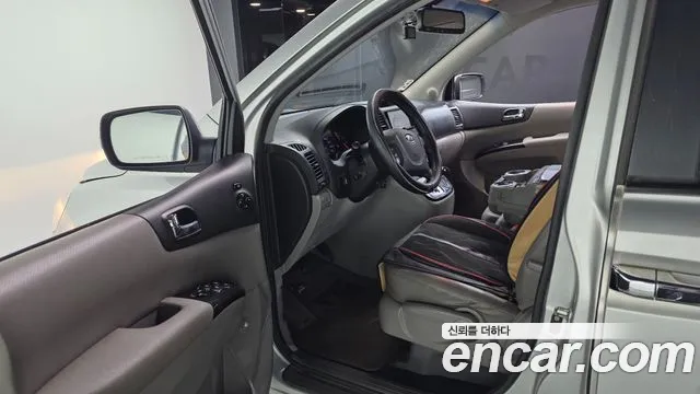 Kia Carnival 2012 thumb 10
