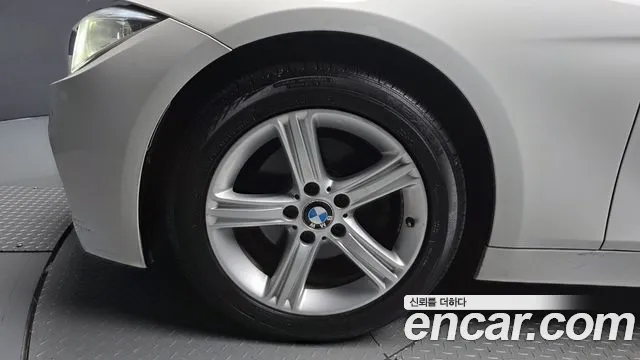 BMW 3-Series 2012 thumb 5