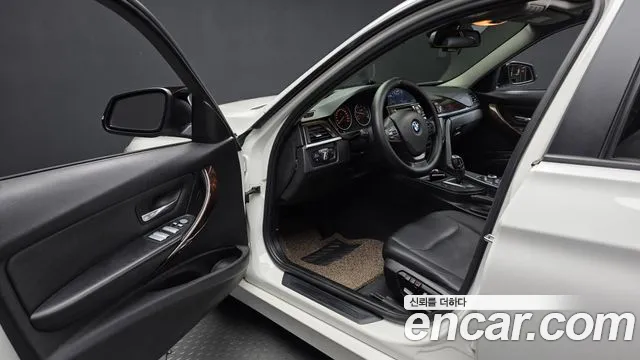 BMW 3-Series 2012 thumb 10