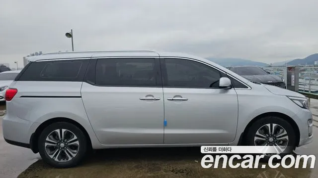 Kia Carnival 2019 thumb 4