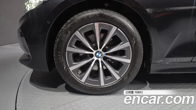 BMW 3-Series 2024 thumb 4