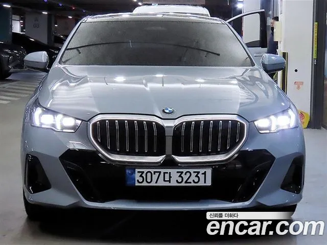 BMW 5-Series 2024 thumb 11