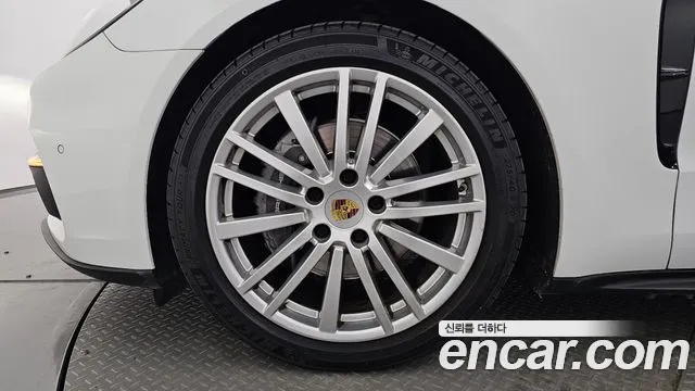 Porsche Panamera 2018 thumb 4