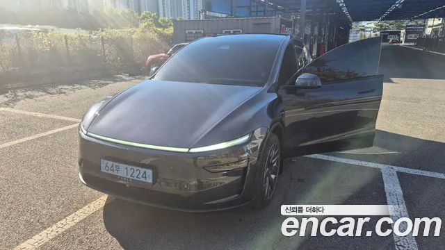 Tesla Model Y 2026 thumb 2