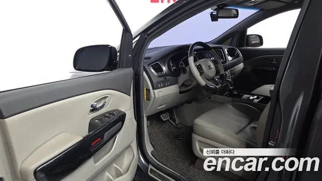 Kia Carnival 2017 thumb 10