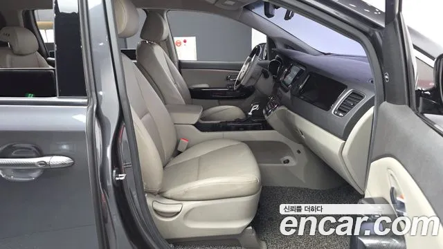 Kia Carnival 2017 thumb 11