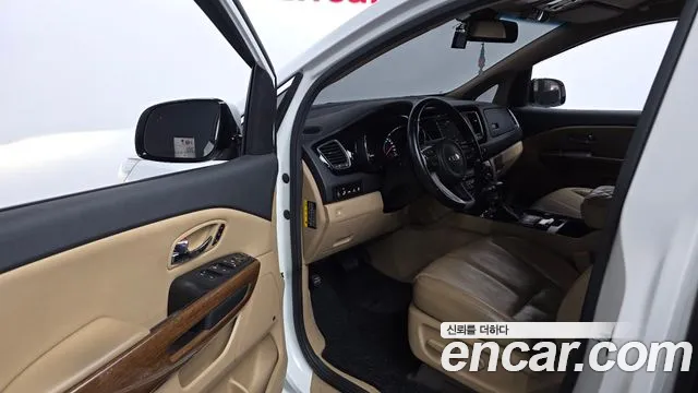Kia Carnival 2016 thumb 10
