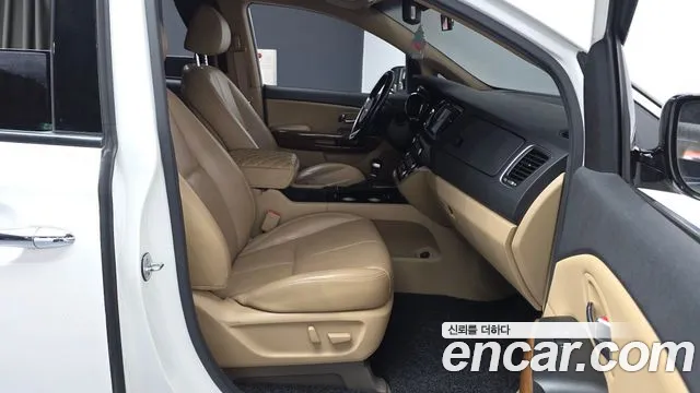 Kia Carnival 2016 thumb 11
