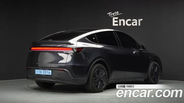 Tesla Model Y 2026 thumb 2