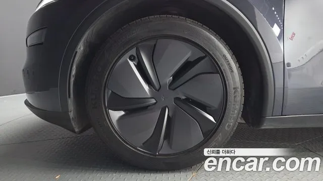 Tesla Model Y 2026 thumb 5