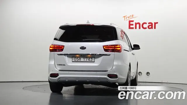 Kia Carnival 2018 thumb 3
