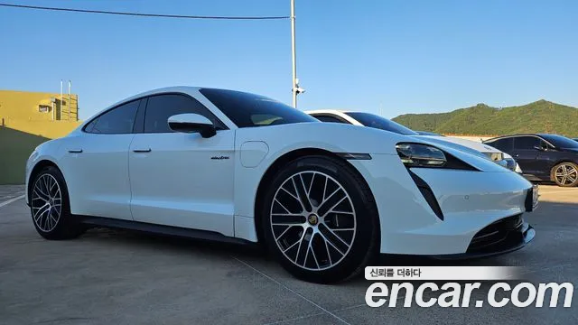 Porsche Taycan 2023 thumb 2