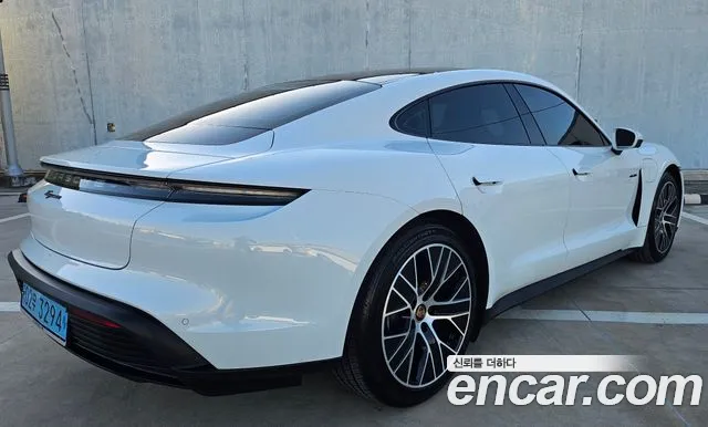 Porsche Taycan 2023 thumb 3