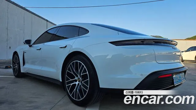 Porsche Taycan 2023 thumb 5