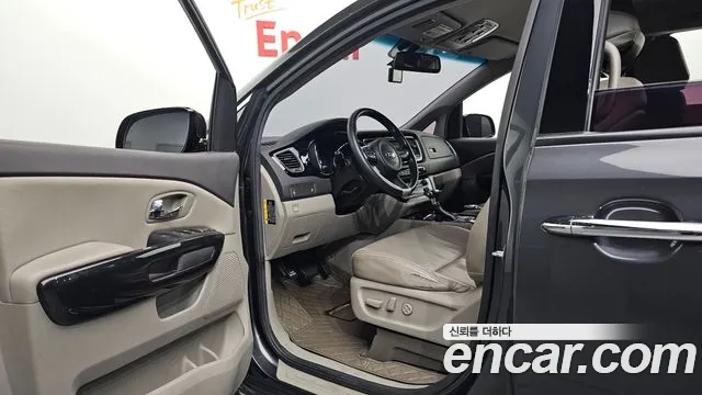 Kia Carnival 2016 thumb 10