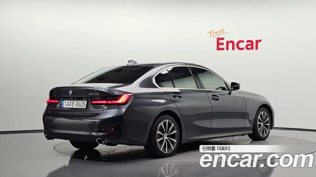 BMW 3-Series 2019 thumb 2