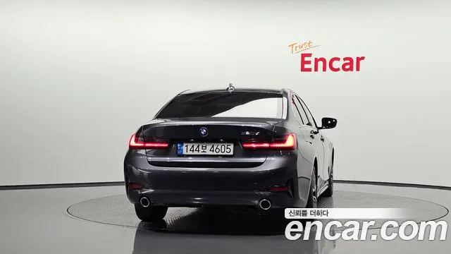 BMW 3-Series 2019 thumb 4