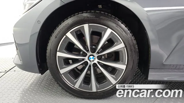 BMW 3-Series 2019 thumb 5