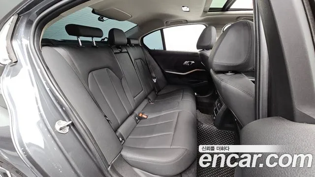BMW 3-Series 2019 thumb 11