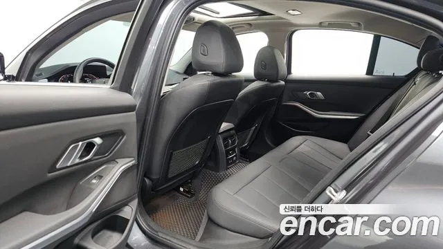 BMW 3-Series 2019 thumb 12
