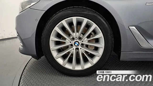 BMW 5-Series 2018 thumb 5
