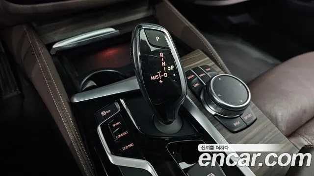 BMW 5-Series 2018 thumb 9